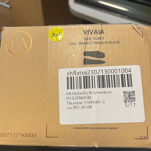 36.5 medium NWT VIVAIA travel shoes - Picture 4 of 4